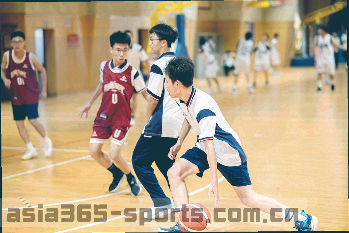 深色编辑台上的多屏数据面板、计时器与索引便签